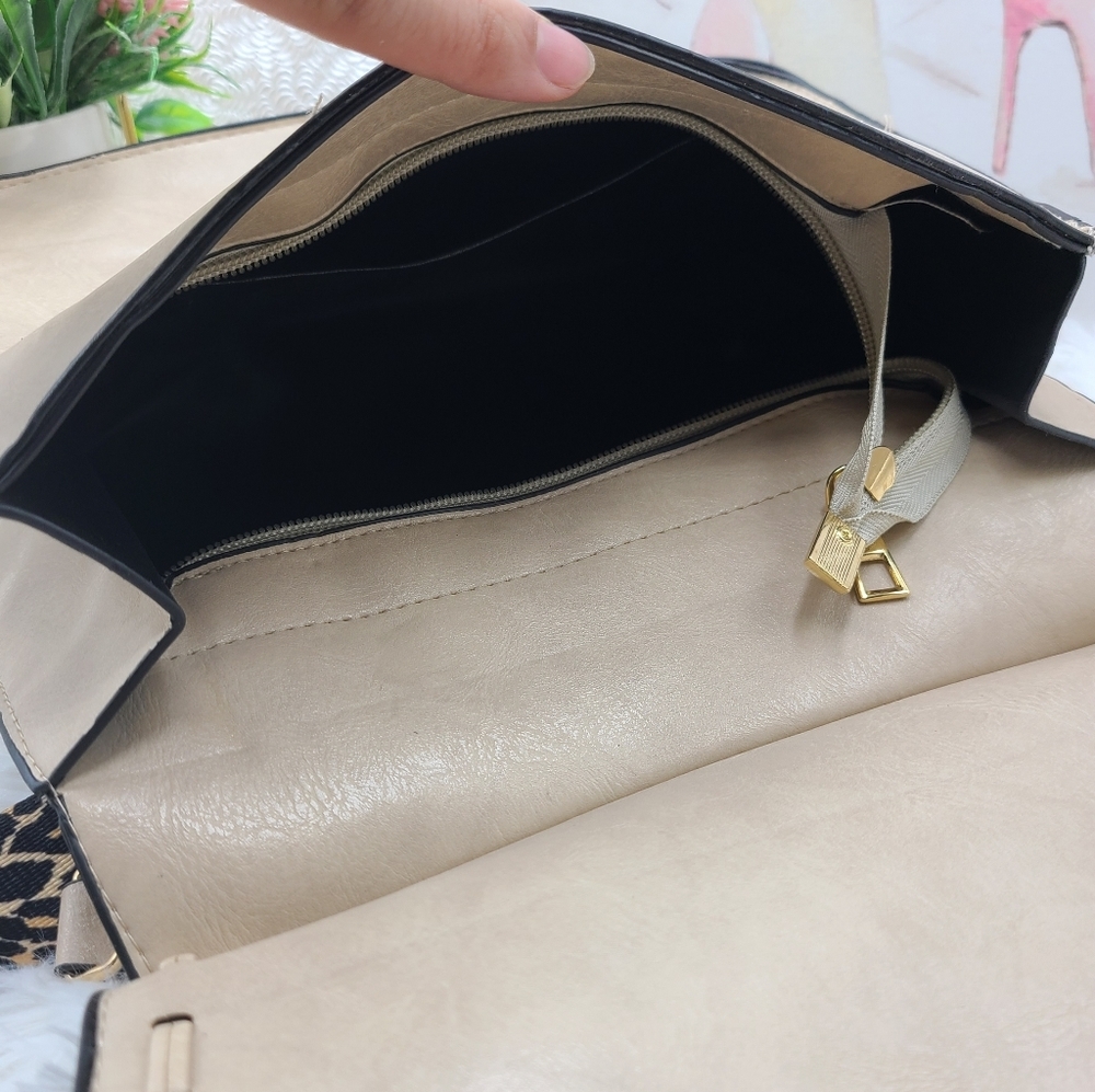 Vegan Saddle Crossbody Bag - Picture 4 of 5